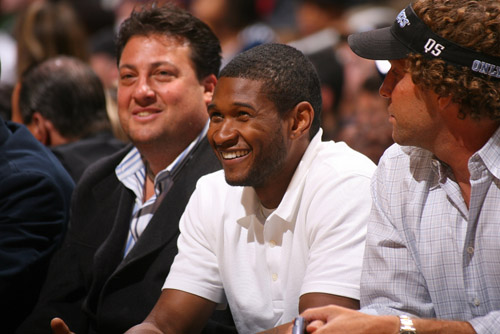 Usher watching the Nets take on the Cavaliers