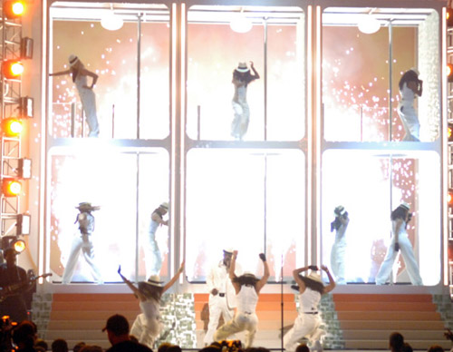 Ne-Yo performing â€œBecause of Youâ€ at the â€˜07 BET Awards
