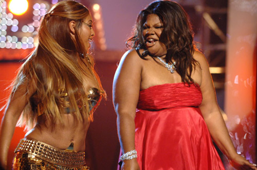 Beyonce & Moâ€™Nique performing â€œGet Me Bodiedâ€ at the â€˜07 BET Awards