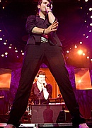 Robin Thicke performing at the 2007 Essence Music Festival