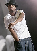 Ne-Yo performing at the 2007 Essence Music Festival