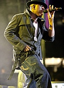 Ne-Yo performing at the 2007 Essence Music Festival