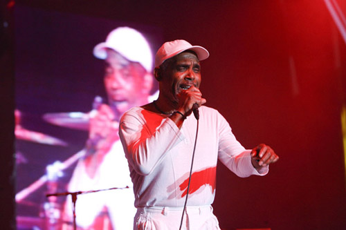 Frankie Beverly performing at the 2007 Essence Music Festival